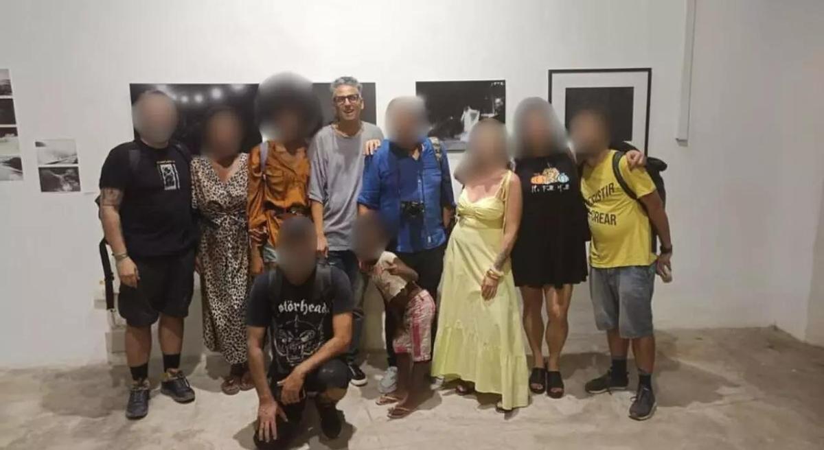 Martiño Ramos posa en una foto de grupo durante una exposición fotográfica en Cuba