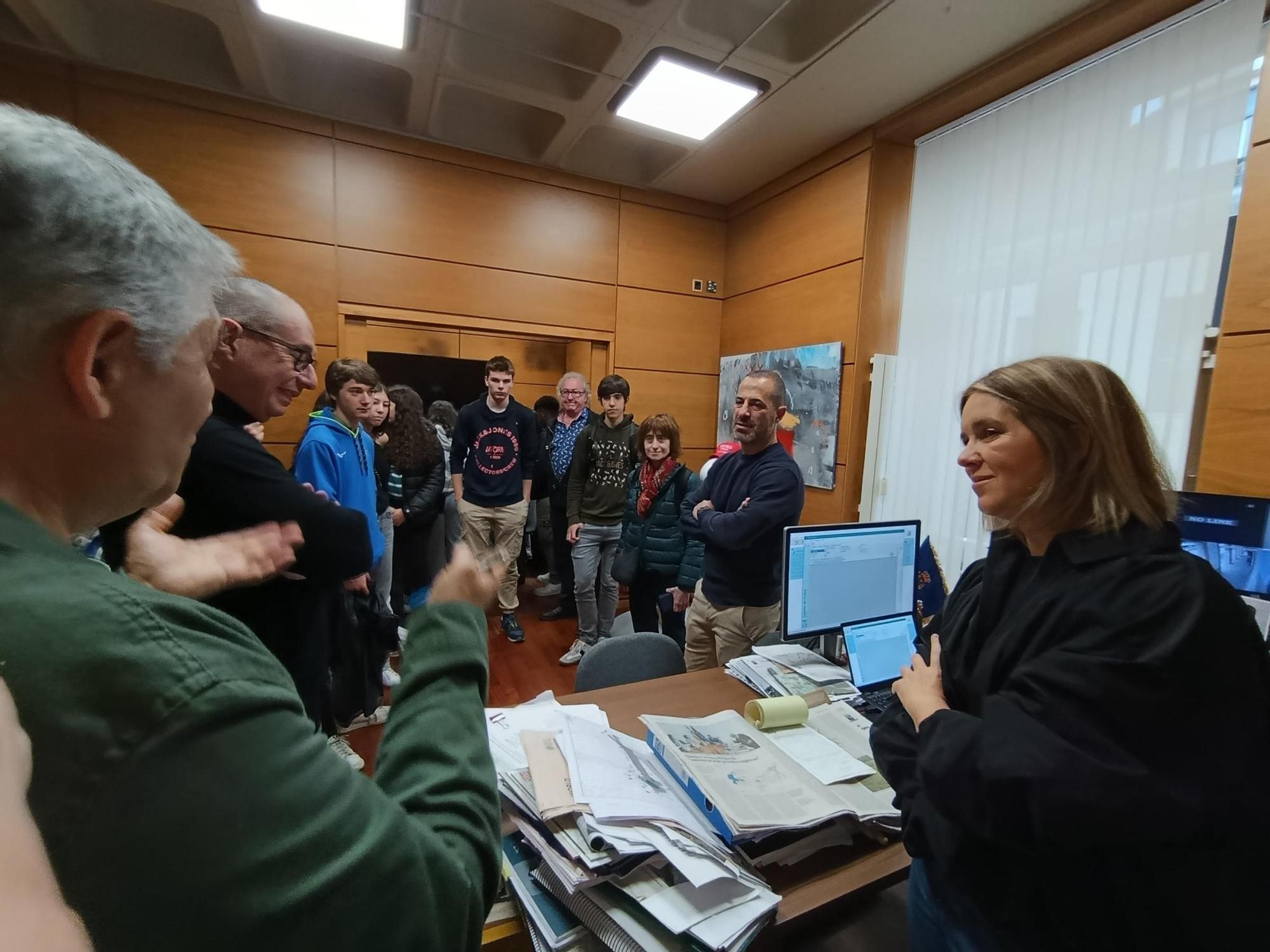 La visita de la Banda de Música del Conservatorio de Sabadell al Ayuntamiento de Siero, en imágenes