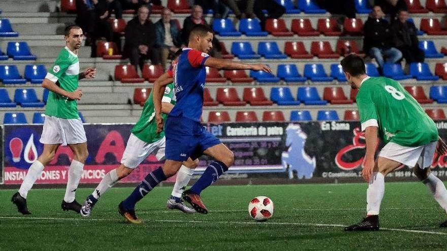 Allyson controla el balón entre varios jugadores del Amorebieta.