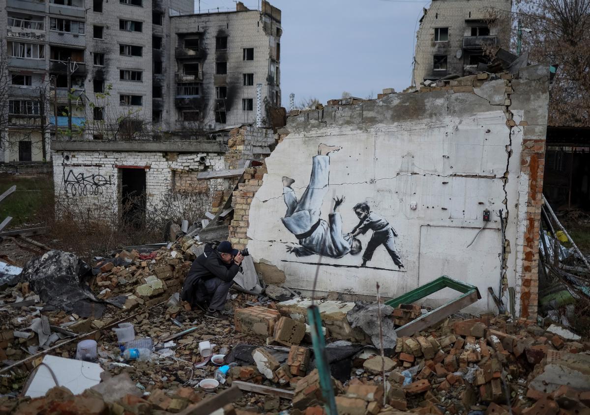 Banksy ilustra con sus grafitis edificios en ruinas de Ucrania, en el extrarradio de Kiev.