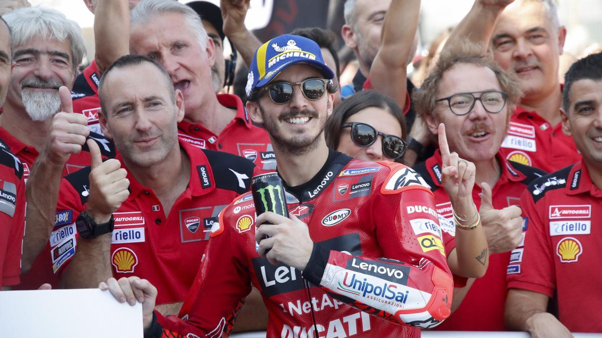 Enea Bastianini celebra su victoria en Aragón.