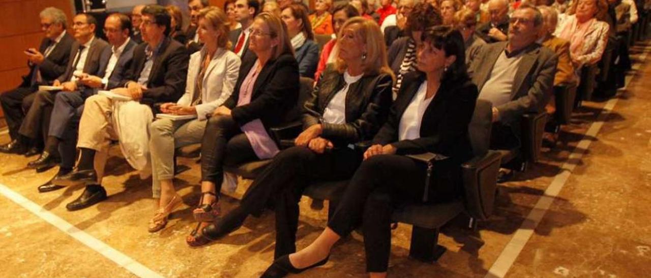 Aspecto del público que asistió anoche a la conferencia en el auditorio del Areal. // J. Lores