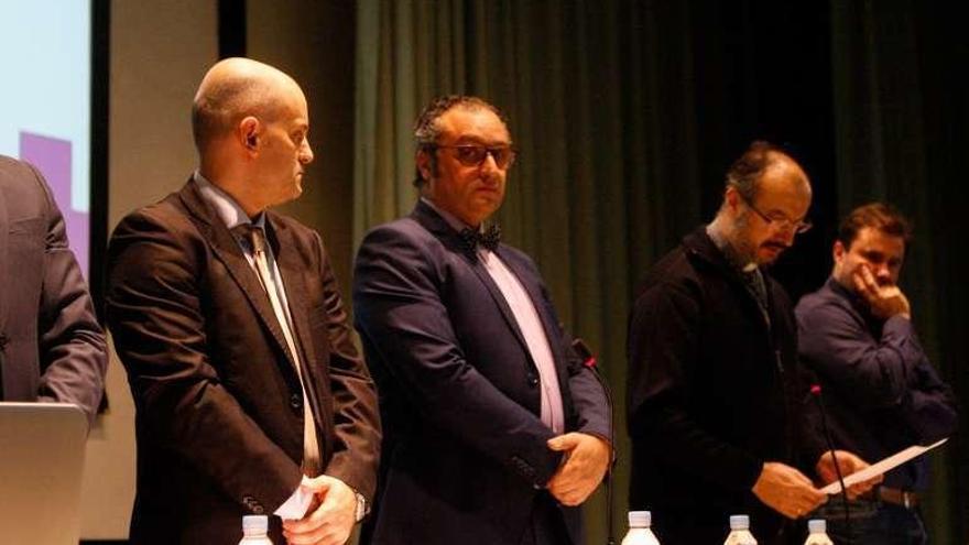 En el centro, Teo Hernando, en una asamblea de la Vera Cruz.