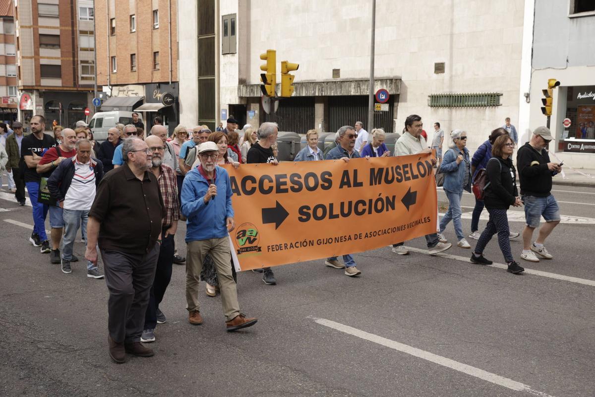 En imágenes: La Calzada vuelve a la carga por los accesos a El Musel