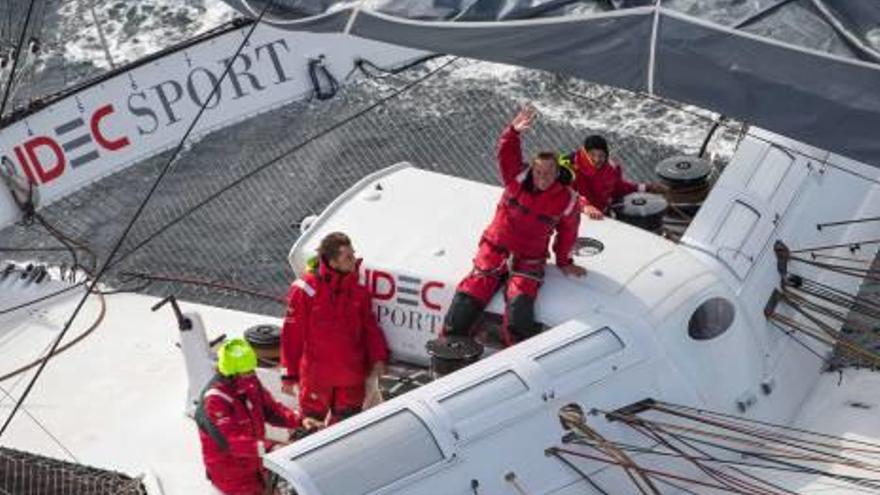 El navegante, en su trimarán.