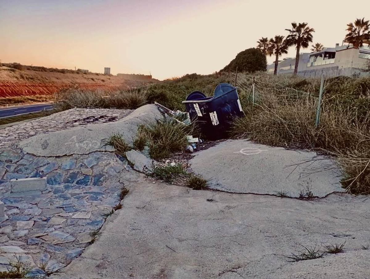 Así está una parcela municipal en Orihuela Costa de acopio de materiales