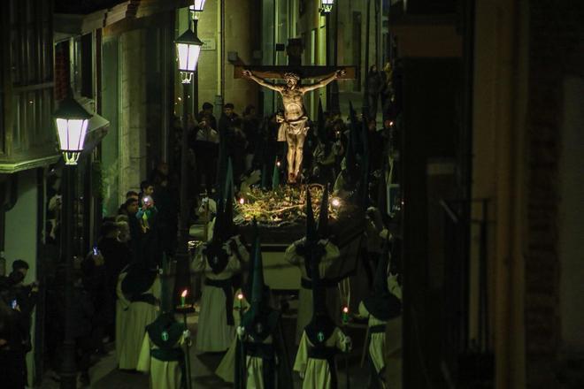 GALERÍA | Un silencio sepulcral protagoniza la procesión de las Siete Palabras de Zamora