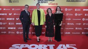 Joan Vehils, director de SPORT, Paula Leitón, campeona olímpica en waterpolo y premio Valores 2024, Ainhoa Moll, Adjunta presidencia, directora editorial de Prensa Ibérica y Iulene Servent, subdirectora SPORT posan a su llegada a la Gala Valores del Deporte de Sport