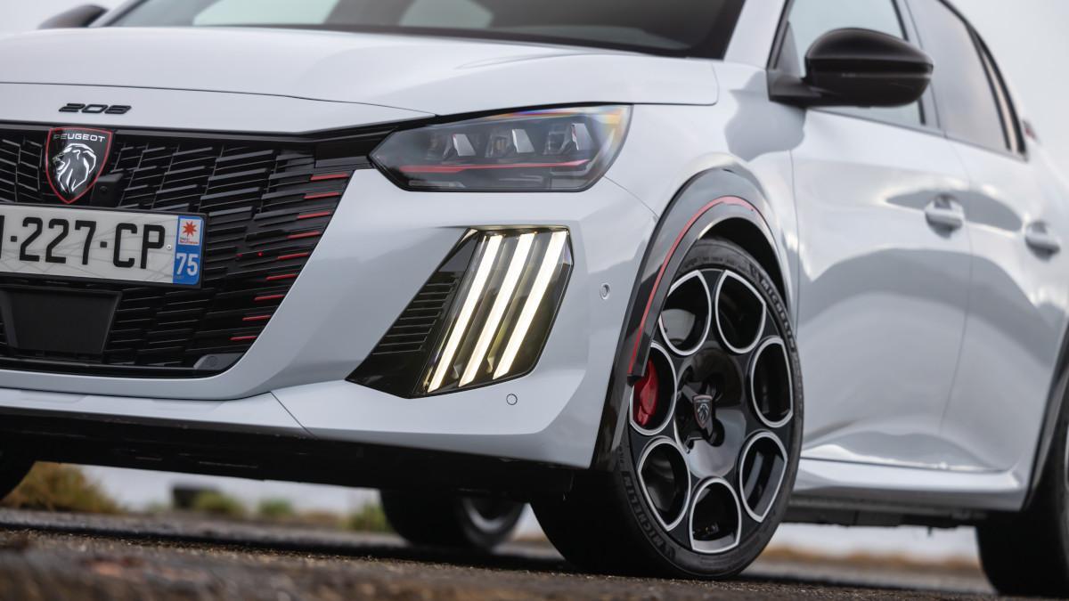 Detalles deportivos en el diseño del Peugeot E 208 GTi