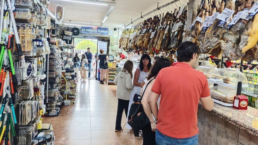 Interior del bar e hipermercado. | Ch. S.