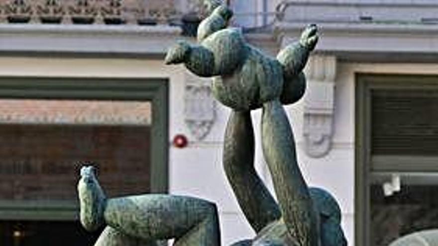 Escultura de Lobo en la plaza de Zorrilla.