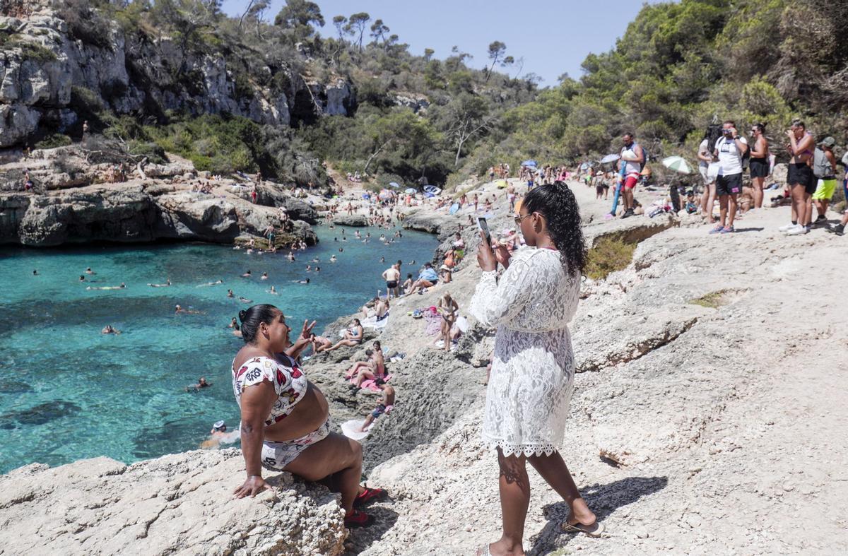 Cala masificada en la isla de Mallorca