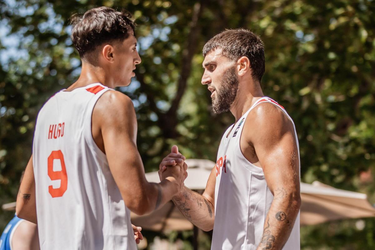 Fernando Bello, a la derecha, con la selección española de baloncesto 3x3.
