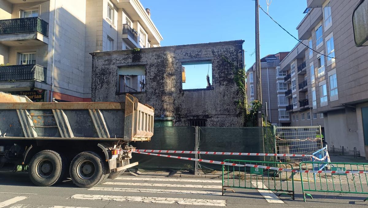 Inicio de los trabajos de demolición del inmueble número 6 de la Rúa da Madalena.
