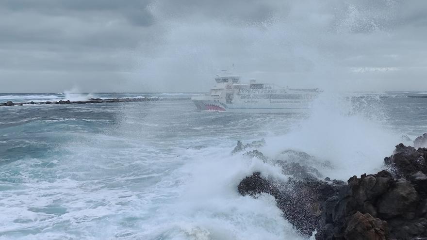 El fuerte oleaje complica las conexiones entre Lanzarote y La Graciosa