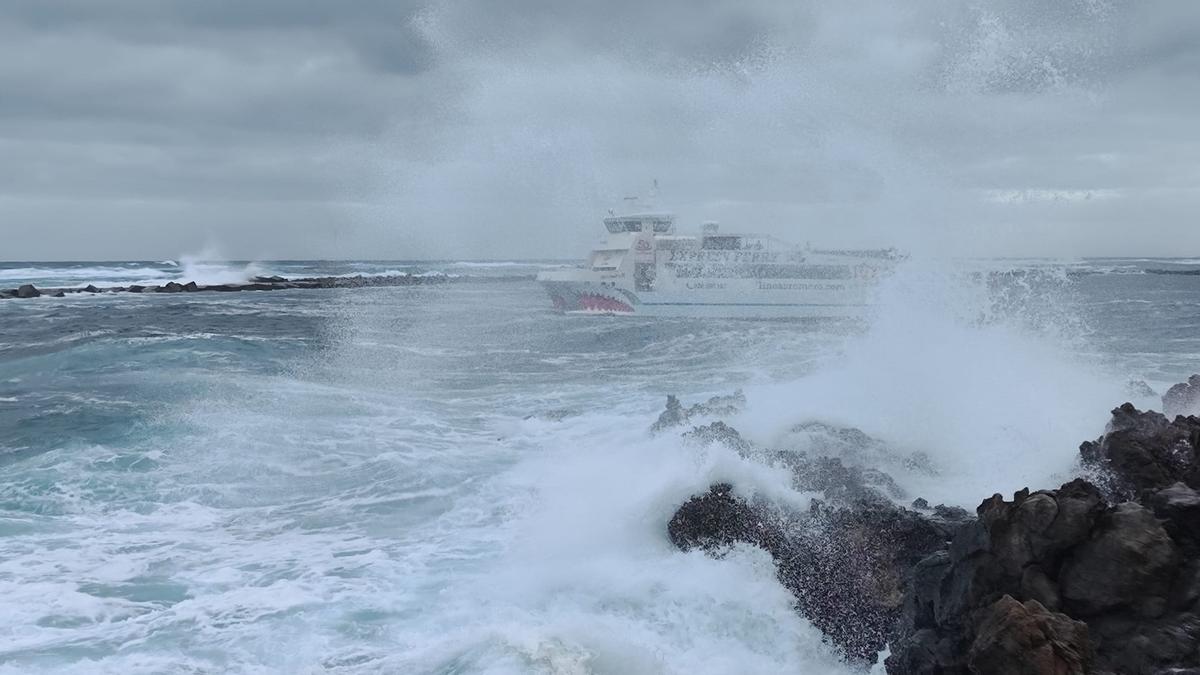 El fuerte oleaje complica las conexiones entre Lanzarote y La Graciosa