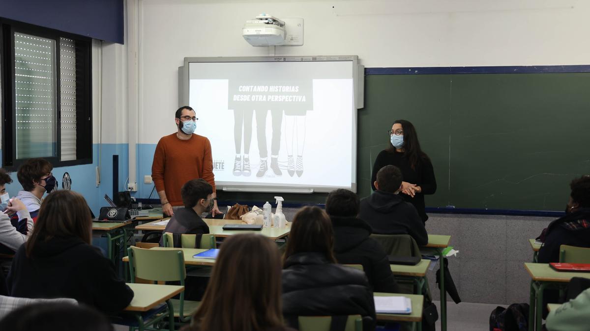 Rodrigo Alonso e Inma Villar, durante el taller con jóvenes de tercero de ESO del IES Castelao