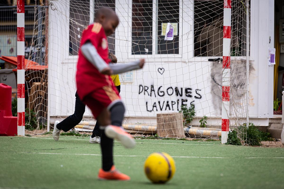 Un niño golpea el balón durante un entrenamiento con Dragones Lavapiés.