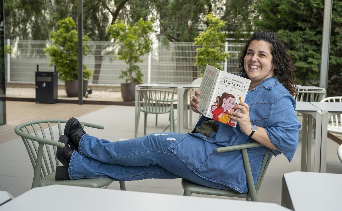 Sara Gutiérrez, con su libro ‘Campeonas’, para la serie ‘ellas siempre estuvieron’