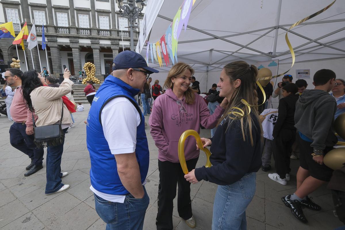 El presidente de la Fundación Canaria Pequeño Valiente, José Juan Jerez, junto a la consejera de Sanidad, Esther Monzón.
