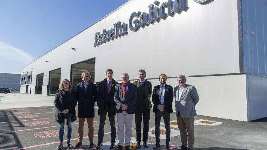 Visita institucional al centro logístico de Estrella Galicia en Bergantiños, inaugurado ayer en Vimianzo.