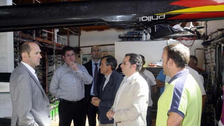 Louzán y Vázquez durante la visita a las instalaciones del Club de Piragüismo de A Illa.  // Noé Parga