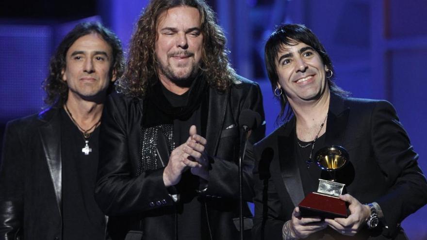 El grupo Maná recogiendo un Grammy.