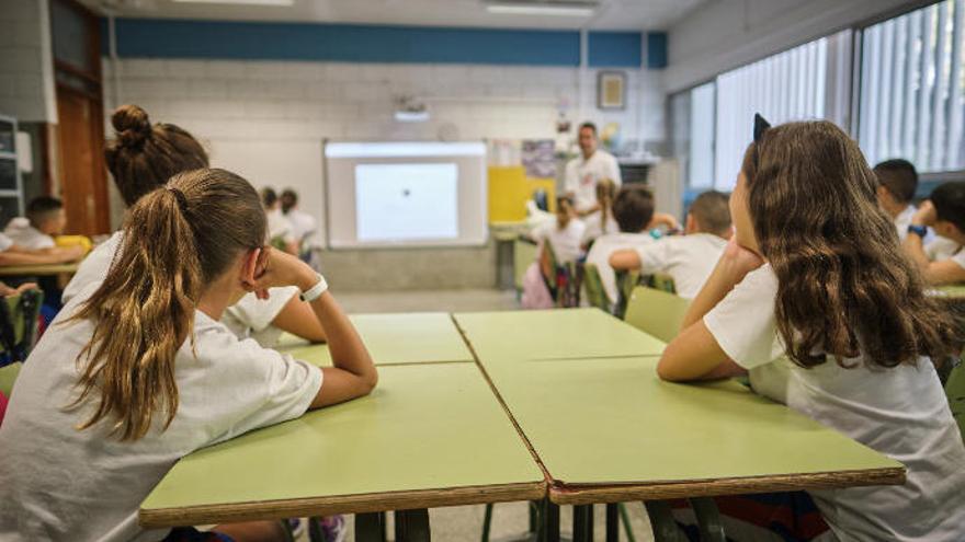 Un profesor durante una clase en un centro escolar de la Isla.