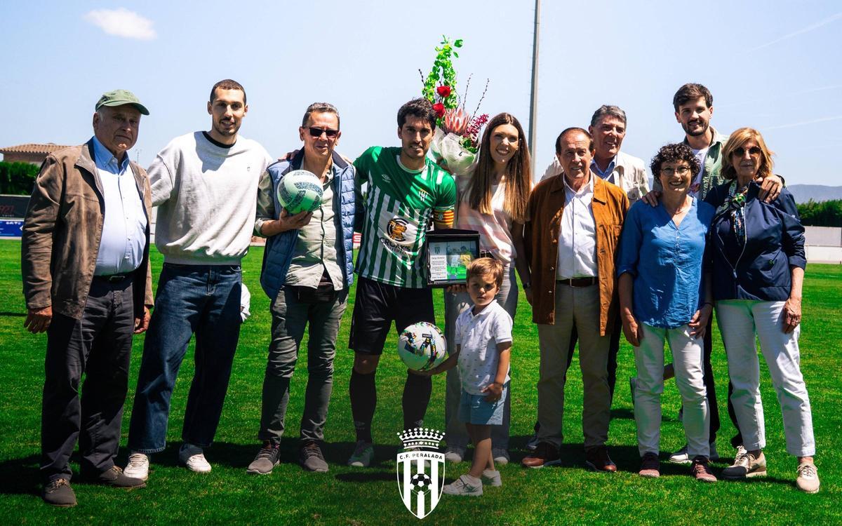 La foto de família de diumenge passat després del Peralada-Muntanyesa, el darrer partit de Romero