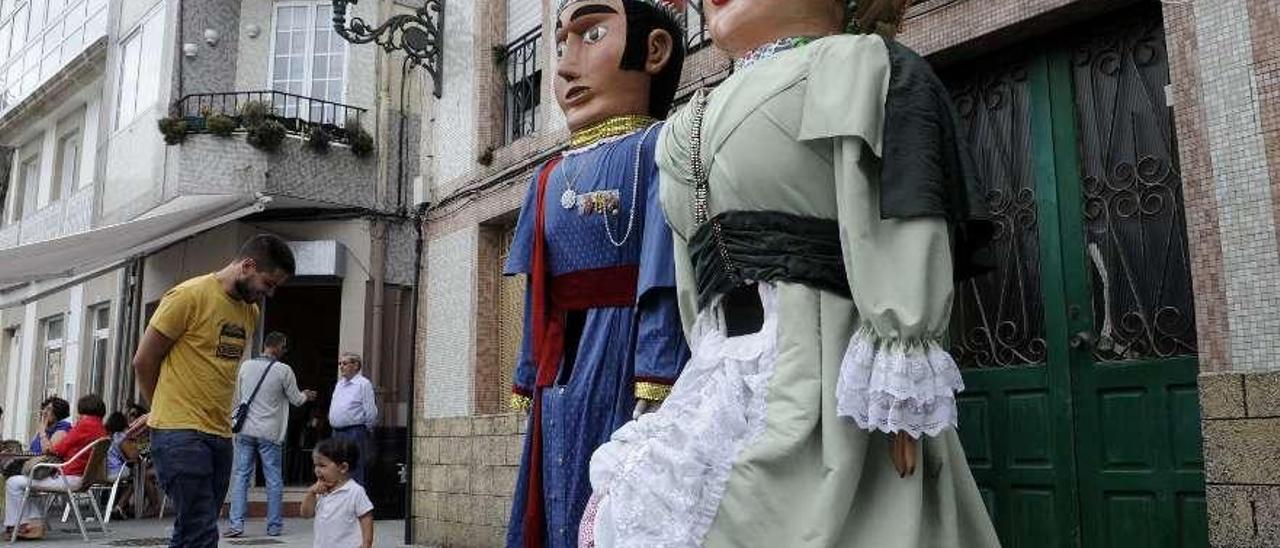 Los reyes gigantes de Carril, el año pasado durante una salida en las fiestas del Apóstol.