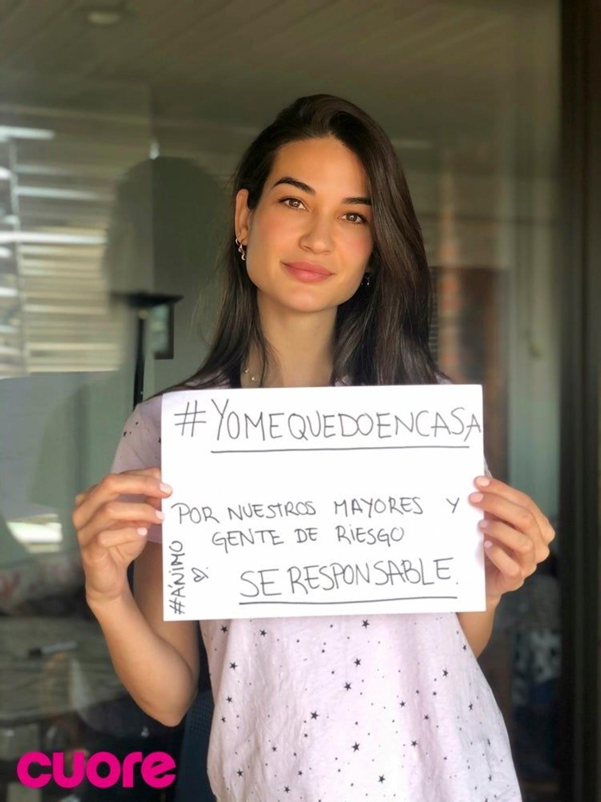 Estela Grande con cartel #YoMeQuedoEnCasa