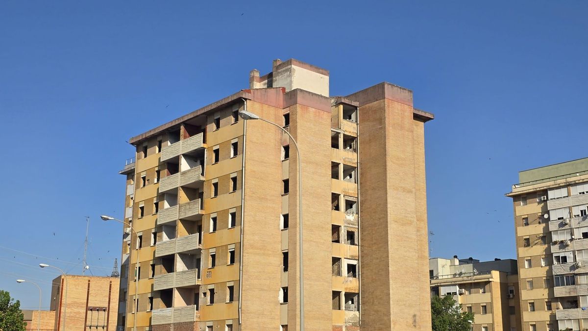 Uno de los bloques de la calle Cañas y Barro que serán rehabilitados dentro del plan de intervención en la barriada Martínez Montañés.