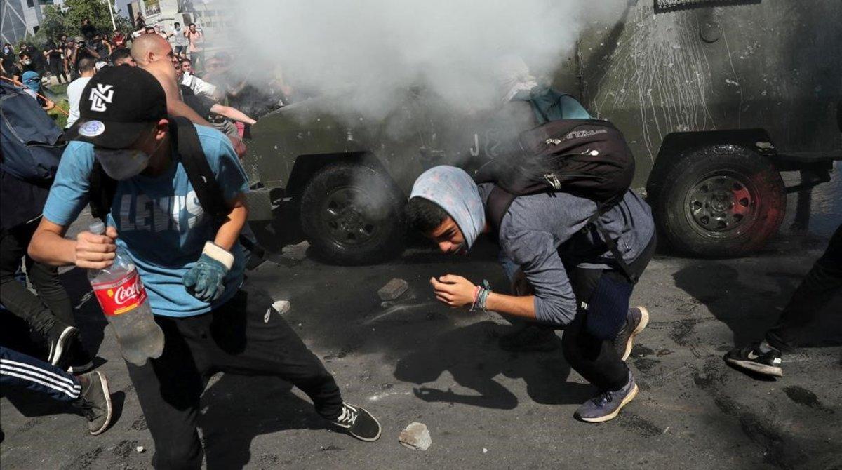 zentauroepp50509160 protesters flee from tear gas during a protest against chile191021195840