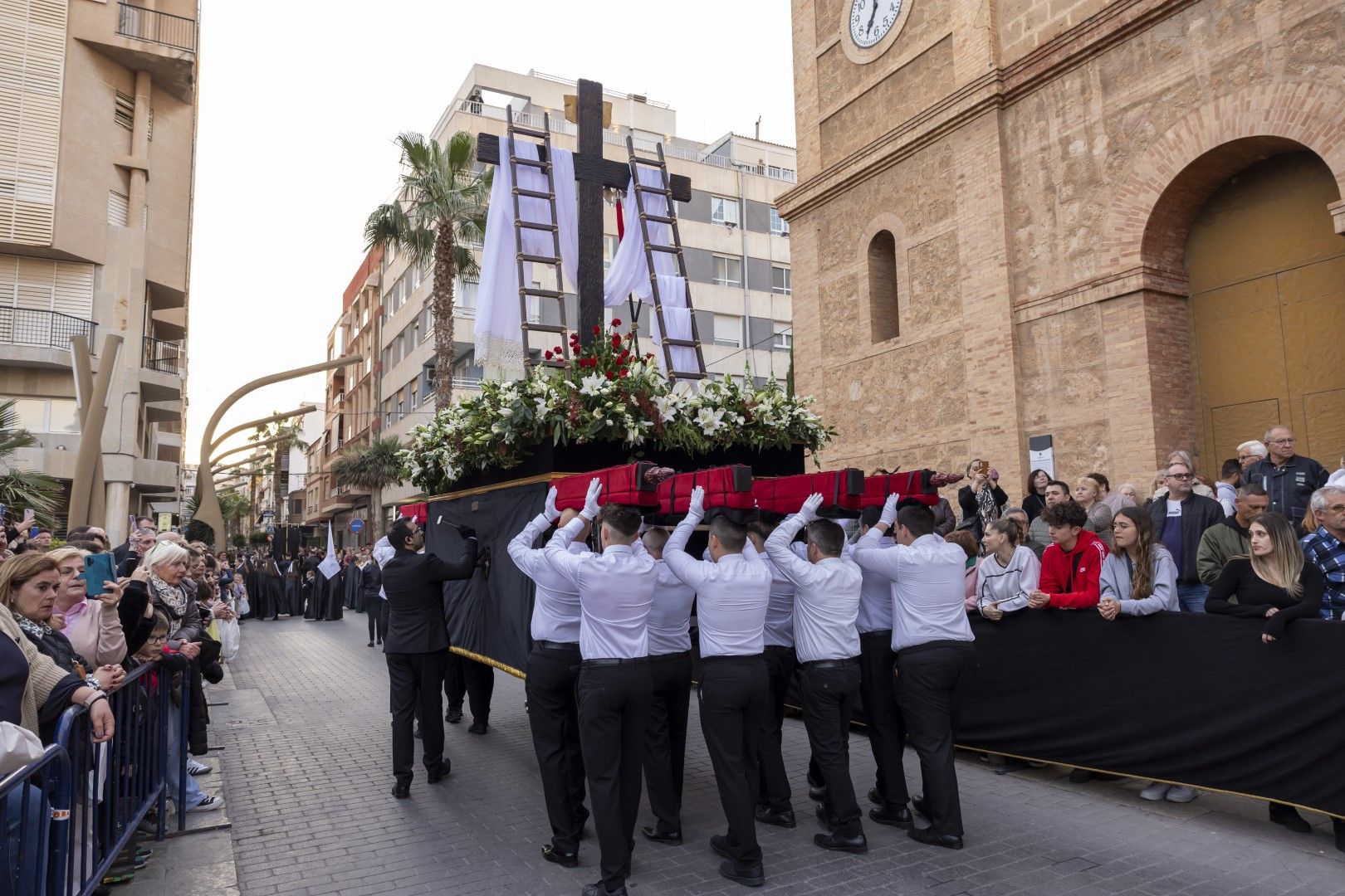 Las quince cofradías de la Semana Santa de Torrevieja recorrieron las calles en Viernes Santo