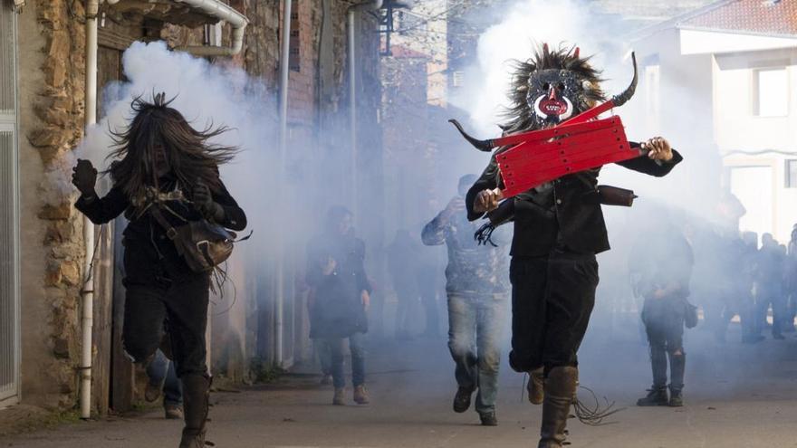 Mascarada de los Carochos recorre las calles de Riofrío de Aliste.