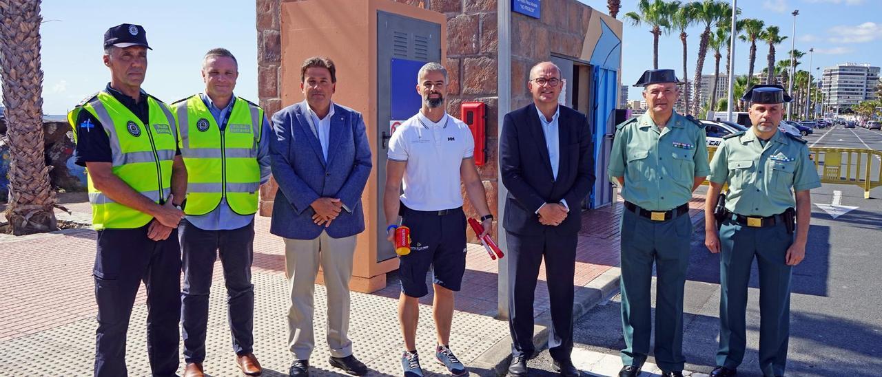 El delegado del Gobierno, Anselmo Pestana, y el presidente de la Autoridad Portuaria de Las Palmas, Luis Ibarra, entre otros, en el acto de inauguración en el Muelle Deportivo.
