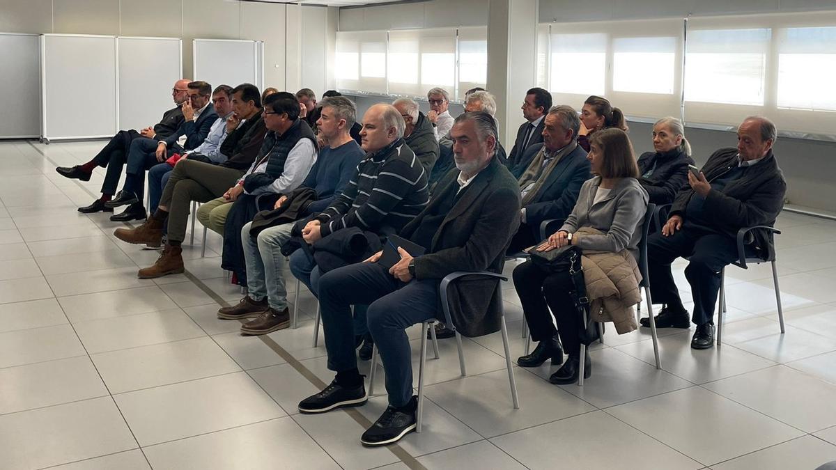 Parte de los 33 acusados (algunos comparecieron por videoconferencia) que comenzaron ayer a ser juzgados en la Audiencia de València por el fraude de Aido.