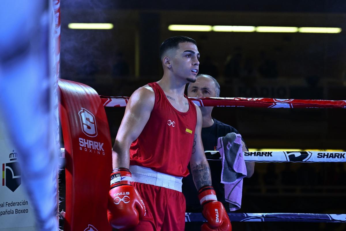 Rafa Lozano Jr., en un combate, con su padre y seleccionador nacional detrás.