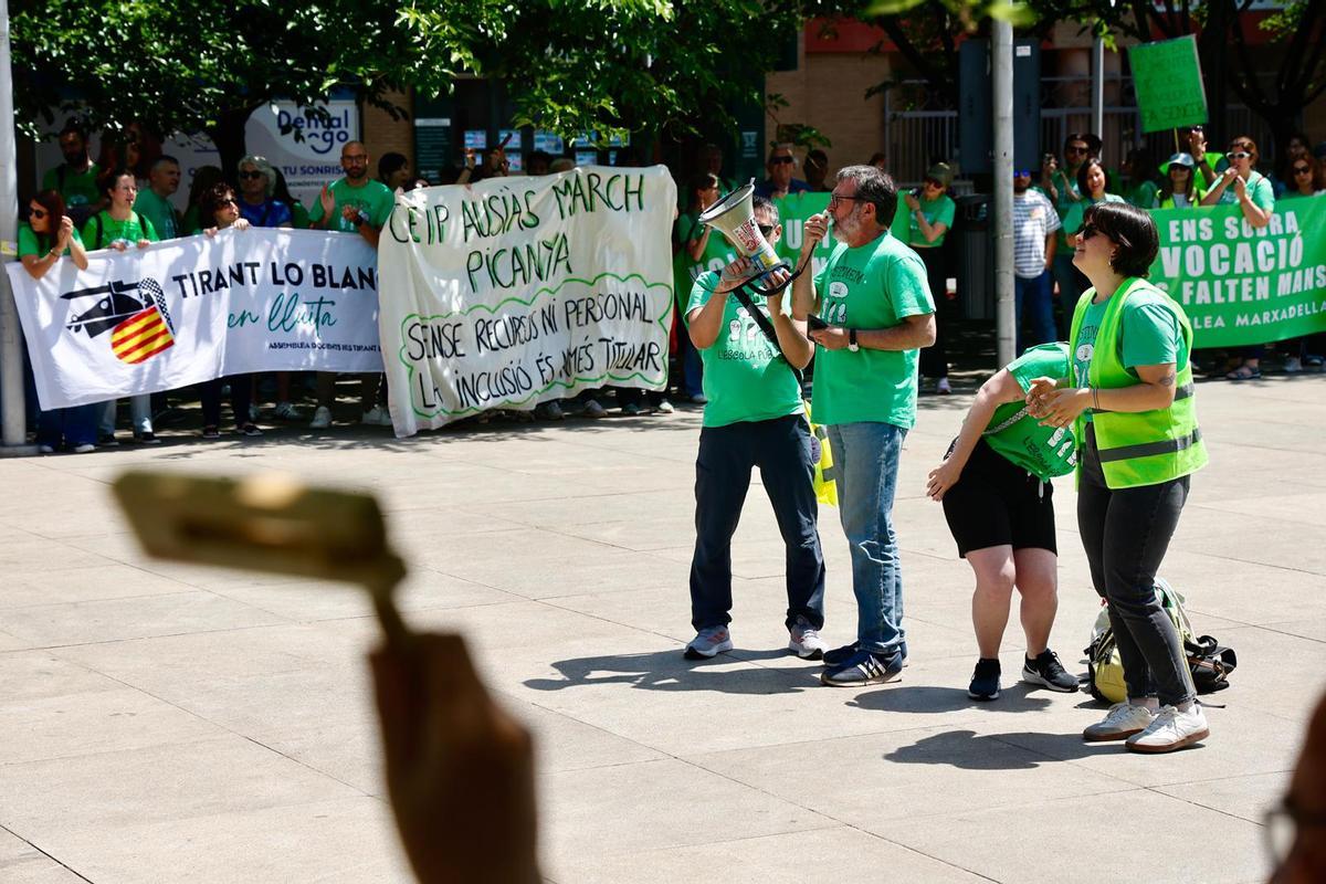 La lectura del manifiesto ante los representantes de los centros educativos.
