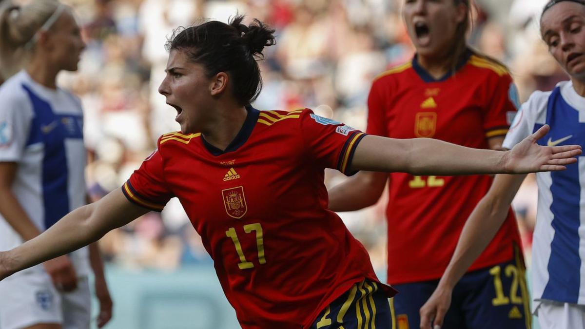 Lucía García celebra su gol, el tercero de España ante Finlandia. | Efe