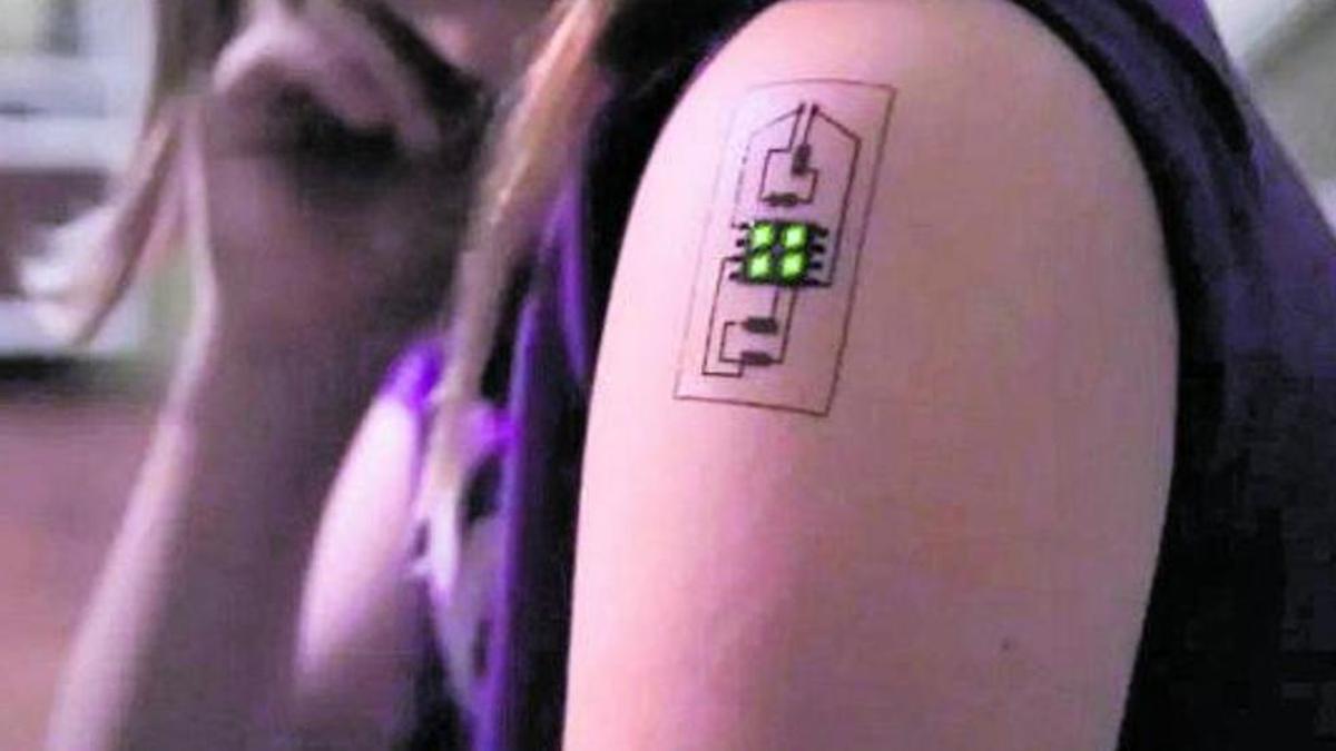 Tatuaje electrónico creado por la empresa Chaotic Moon.