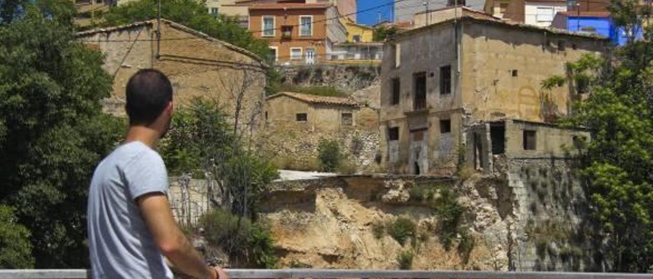 Alcoy adjudica el derribo de una fábrica que impedía reparar la calle Calderón