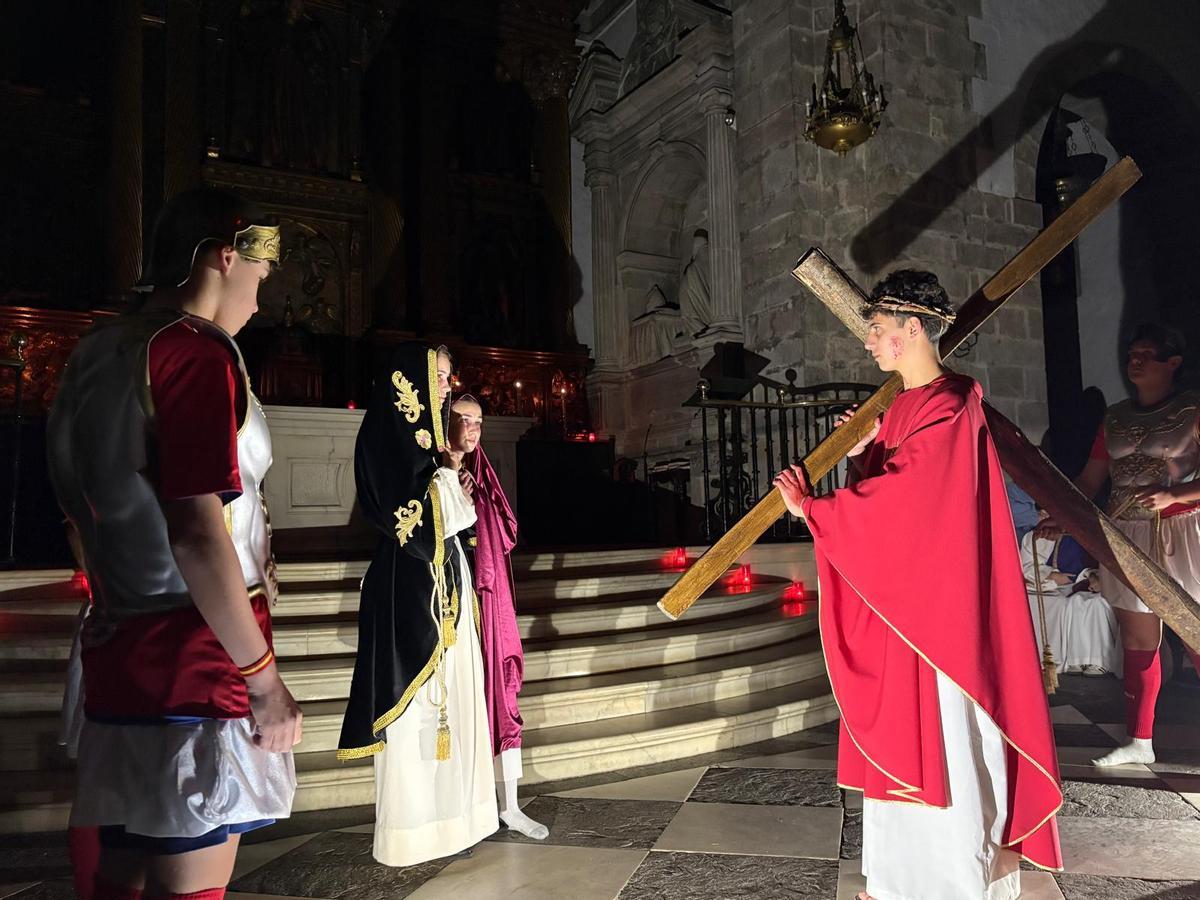 Un momento de la escenificación del Vía Crucis en la basílica canguesa.