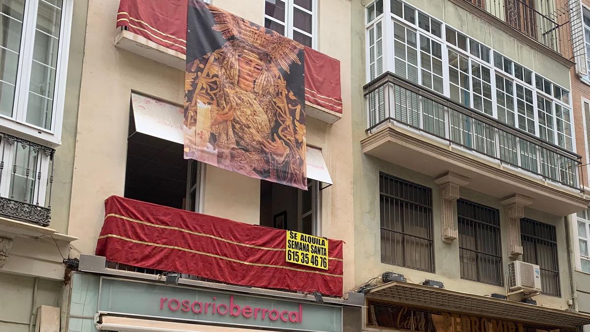 Un balcón del Centro de Málaga, con un cartel de alquiler para Semana Santa.