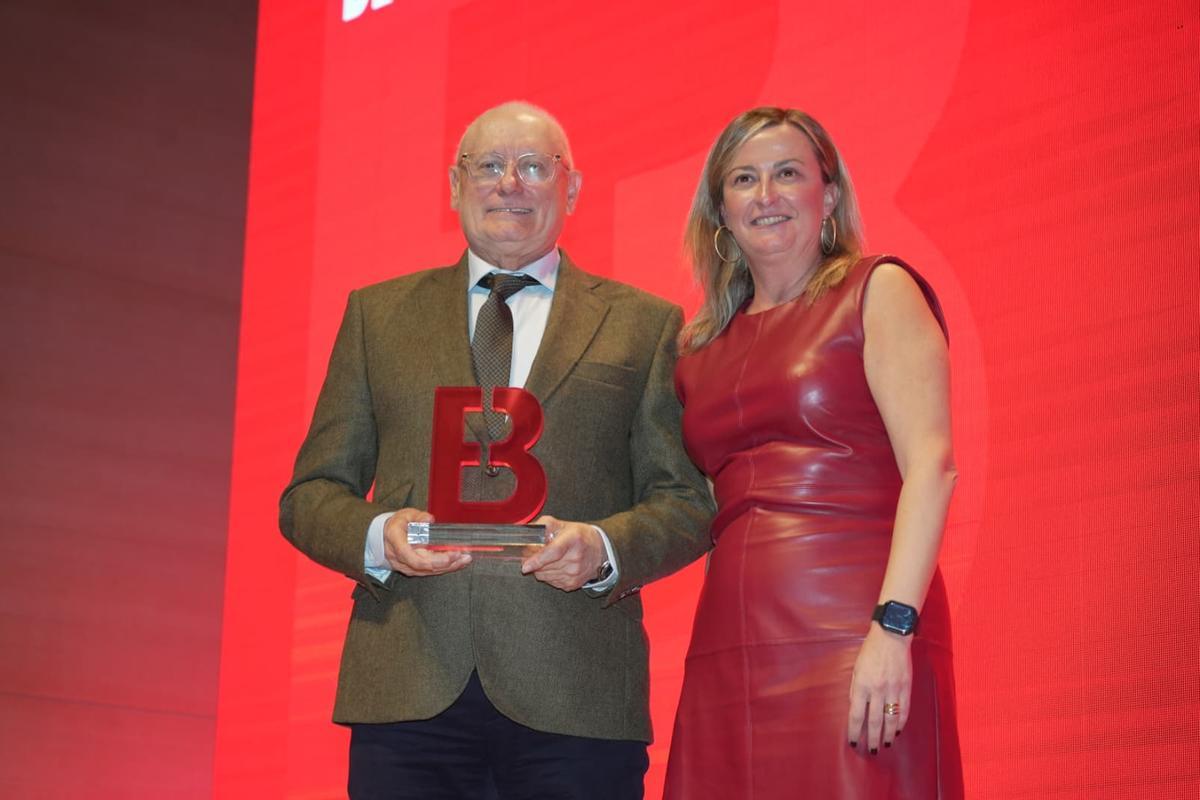 Joaquín Pérez Arroyo, Premio Empresario del Año, con Blanca Martín, presidenta de la Asamblea.