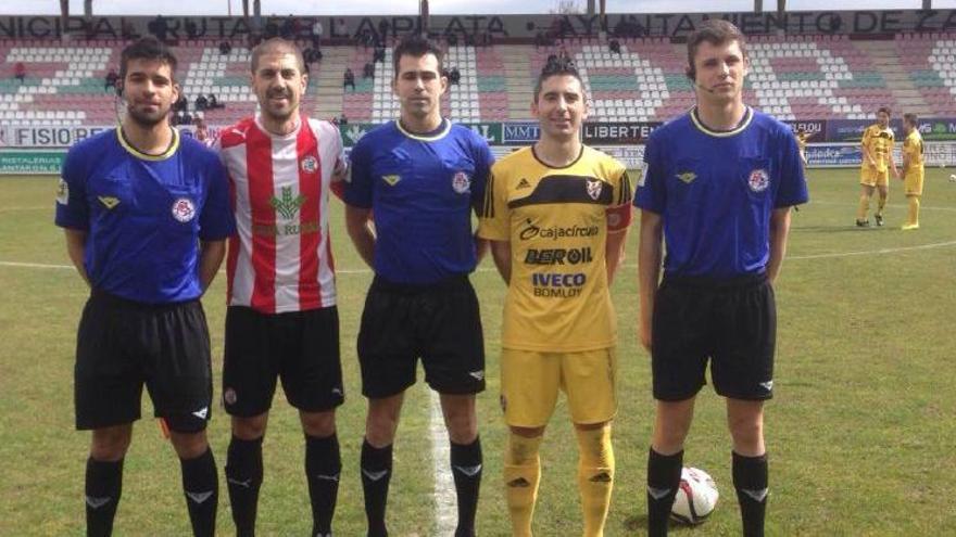 Los capitanes junto al trío arbitral antes del partido