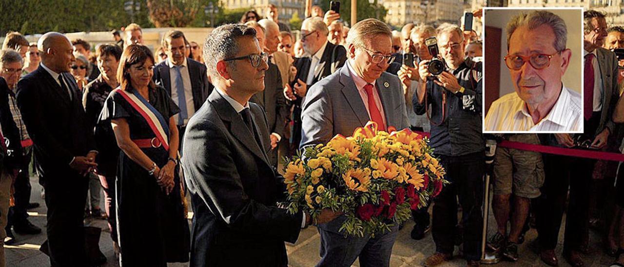 El ministro de Presidencia, Félix Bolaños, deposita flores en el Jardín de los Combatientes de «La Nueve», ante la mirada de la alcaldesa de París, Anne Hidalgo. En el recuadro, Manuel Fernández. | Ministerio de Presidencia / LNE