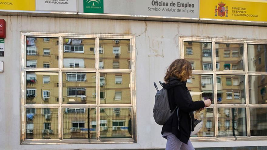 Una joven pasa por delante de una oficina de empleo. | E. P.