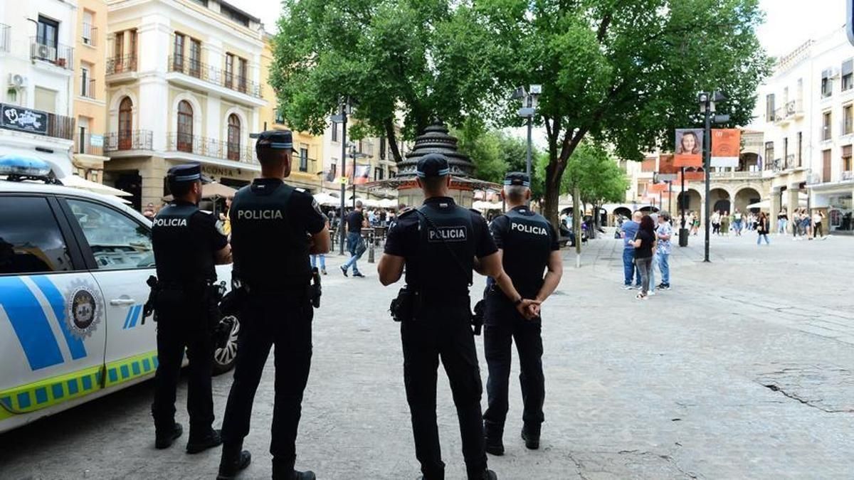 Policía Local de Plasencia, en la plaza Mayor de Plasencia.