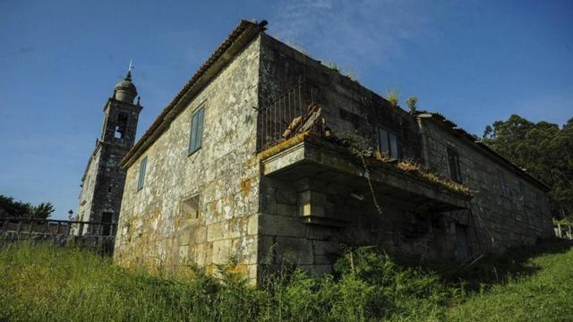 Panorámica de la casa rectoral de Xil. | TINO HERMIDA